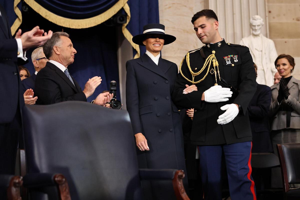 Washington (United States), 20/01/2025.- Melania Trump (C) arrives to the inauguration of U.S. President-elect Donald Trump in the Rotunda of the U.S. Capitol in Washington, DC., USA, 20 January 2025. US President-elect Donald Trump will be sworn in for a second term as president of the United States on 20 January. The presidential inauguration will be held indoors due to extreme cold temperatures in DC. (Estados Unidos) EFE/EPA/CHIP SOMODEVILLA / POOL