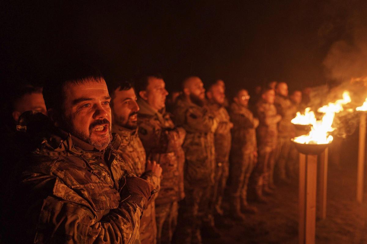 Soldados ucranianos celebran una ceremonia en recuerdo de sus compañeros caídos durante el solsticio de invierno en Járkov, el pasado 22 de diciembre.