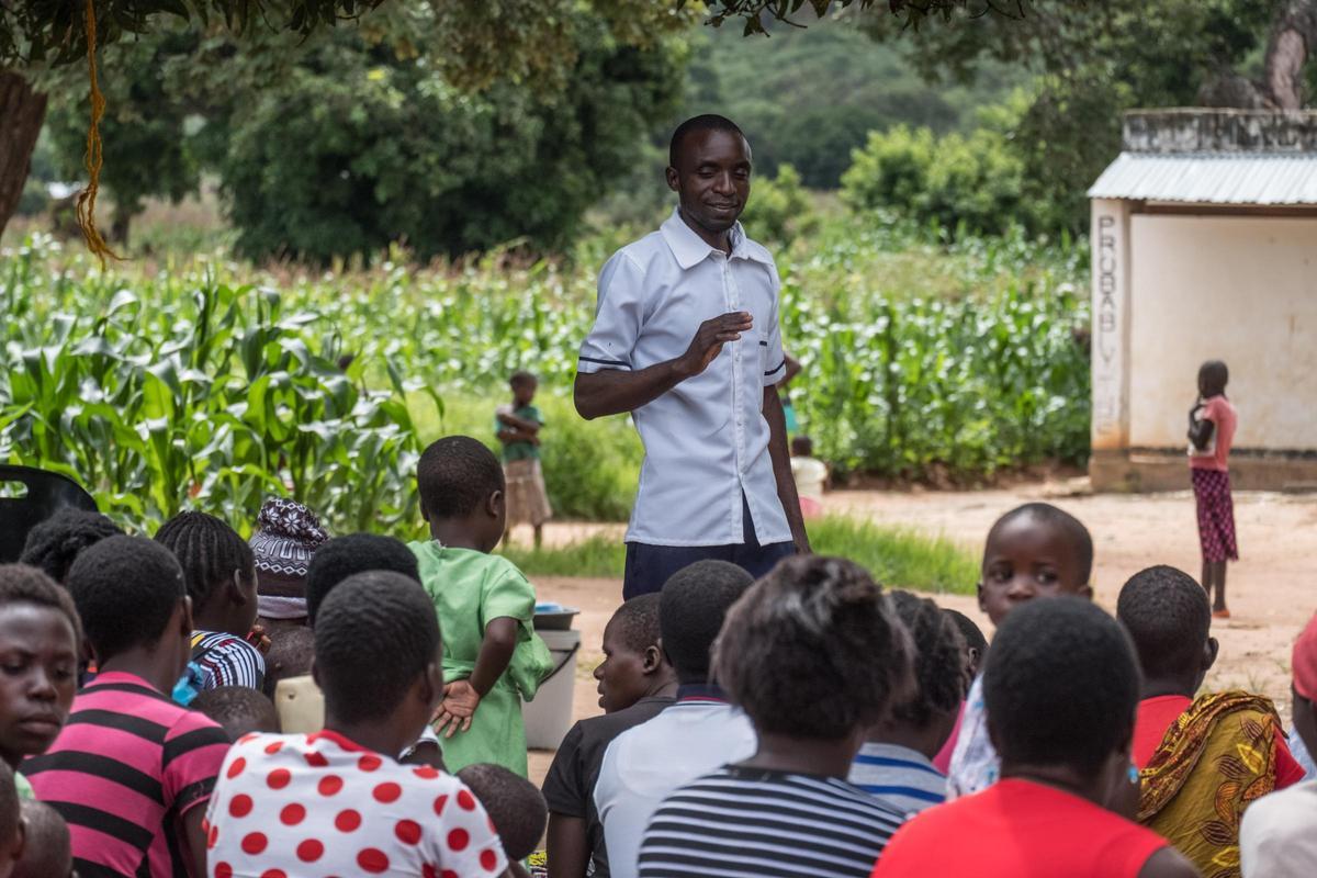 Samson Chirambo, un enfermero de FPAM Mzuzu, da una charla sobre salud sexual y reproductiva en el pueblo de Chigude, Malawi. Imagen cedida por IPPF.