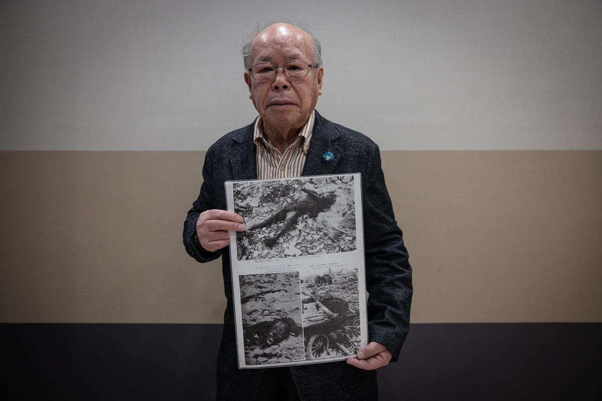 Shigemitsu Tanaka muestra imágenes del cuerpo carbonizado de un niño tras el ataque de Nagasaki.