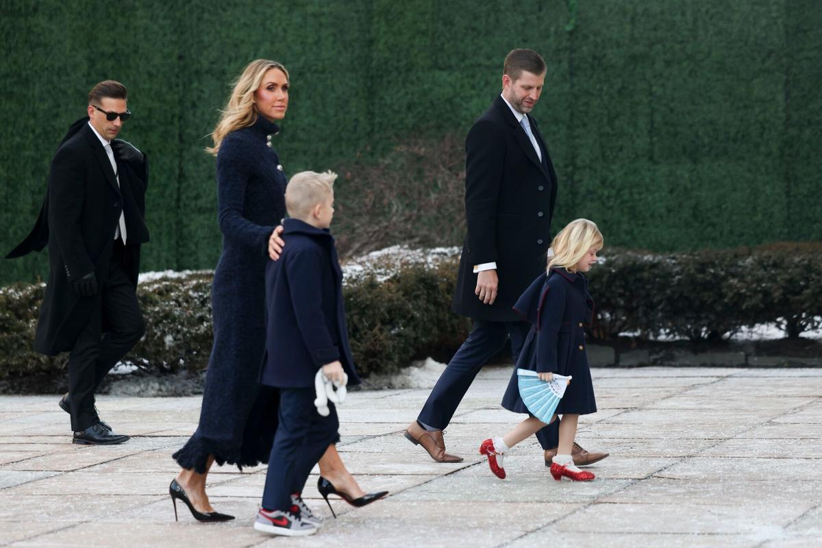 Eric y Lara Trump junto con sus hijos se dirigen al servicio religioso previo a la toma de posesión.