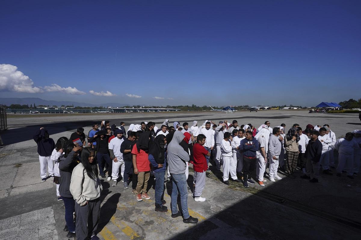 Migrantes guatemaltecos deportados desde EEUU esperan en el Aeropuerto Internacional La Aurora a ser llevados a su destino.